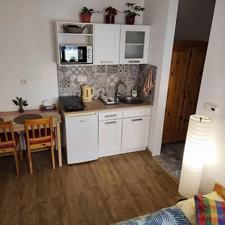Lovely Fully-equipped In Village. Rocks Only 5 Minutes Walk *