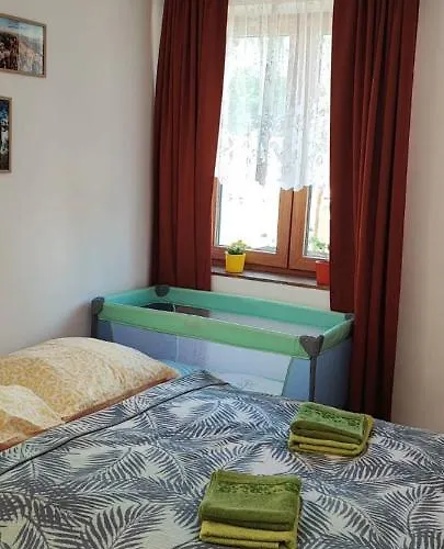 Lovely Fully-equipped In Village. Rocks Only 5 Minutes Walk דירה