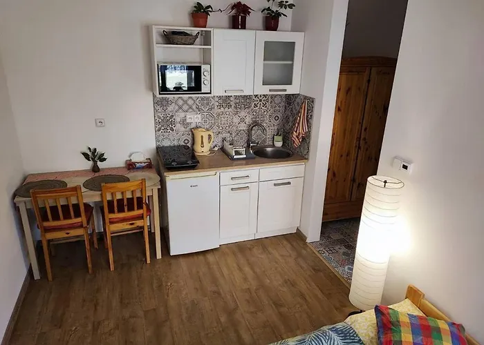 Lovely Fully-equipped In Village. Rocks Only 5 Minutes Walk *