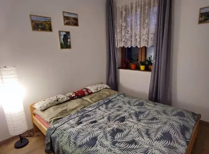 Lovely Fully-equipped In Village. Rocks Only 5 Minutes Walk דירה Tisá