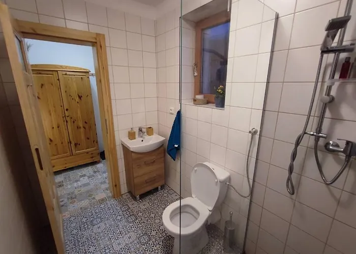 Lovely Fully-equipped In Village. Rocks Only 5 Minutes Walk דירה